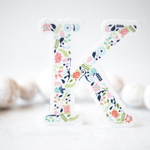 Pegatina con monograma de la letra "K", pegatina floral, calcomanía con nombre, pegatina para portátil, etiqueta estética, regalo para mejor amigo, pegatinas de vinilo, calcomanía para coche