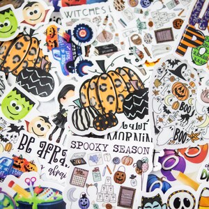 Pu&ograve; includere: Una collezione di adesivi a tema Halloween con vari disegni, tra cui zucche, fantasmi, pipistrelli e mostri. Gli adesivi sono colorati e hanno una variet&agrave; di texture, tra cui glitter, lamina e opaco.