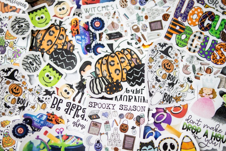 Pu&ograve; includere: Una collezione di adesivi a tema Halloween con vari disegni, tra cui zucche, fantasmi, pipistrelli e mostri. Gli adesivi sono colorati e hanno una variet&agrave; di texture, tra cui glitter, lamina e opaco.