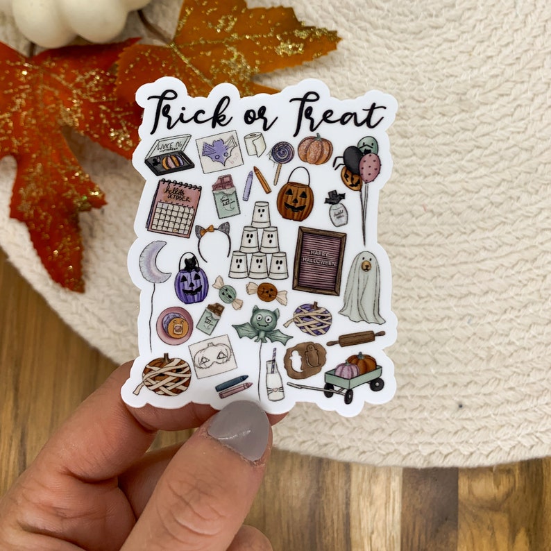 Pu&ograve; includere: Un adesivo bianco con il testo "Trick or Treat" in lettere nere. L'adesivo presenta una variet&agrave; di illustrazioni a tema Halloween, tra cui zucche, pipistrelli, fantasmi, caramelle e un cappello da strega.