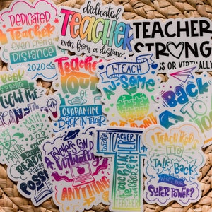 Puede incluir: Una colecci&oacute;n de pegatinas coloridas con tem&aacute;tica de profesores con diferentes frases y dise&ntilde;os. Las pegatinas presentan degradados arco&iacute;ris, purpurina y letras en negrita. Algunas de las frases incluyen "Maestro dedicado", "Maestro fuerte", "Ense&ntilde;o a genios", y "De vuelta a la escuela".