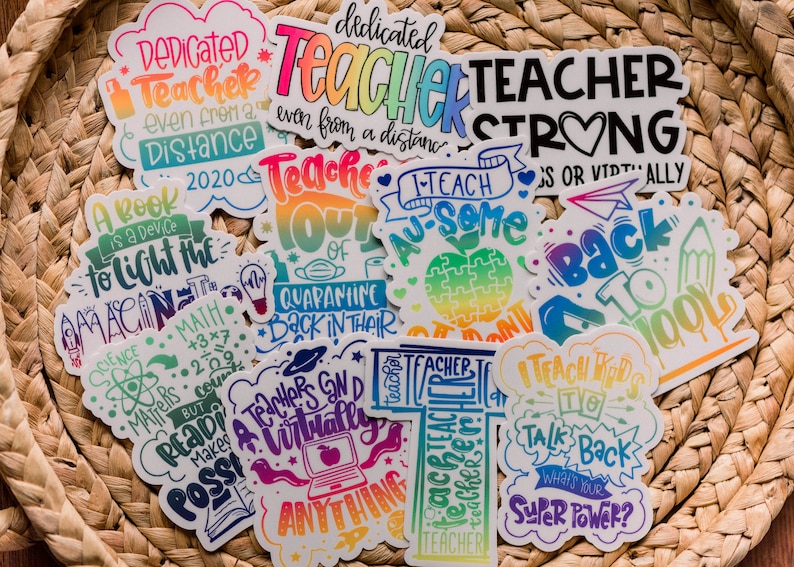 Puede incluir: Una colecci&oacute;n de pegatinas coloridas con tem&aacute;tica de profesores con diferentes frases y dise&ntilde;os. Las pegatinas presentan degradados arco&iacute;ris, purpurina y letras en negrita. Algunas de las frases incluyen "Maestro dedicado", "Maestro fuerte", "Ense&ntilde;o a genios", y "De vuelta a la escuela".