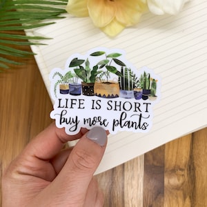La vida es corta: compre más plantas, calcomanía de vinilo, calcomanía para computadora, calcomanía botánica, regalo para el mejor amigo, calcomanía para diario, calcomanía para botella de agua