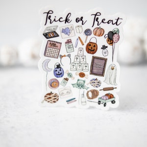 Pu&ograve; includere: Un foglio di adesivi con il testo "Trick or Treat" e varie illustrazioni a tema Halloween, tra cui zucche, fantasmi, pipistrelli, caramelle e un cappello da strega.