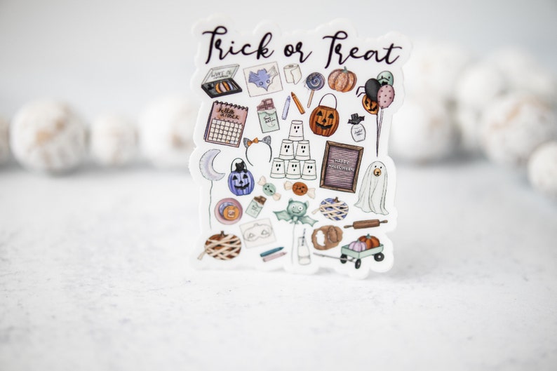 Pu&ograve; includere: Un foglio di adesivi con il testo "Trick or Treat" e varie illustrazioni a tema Halloween, tra cui zucche, fantasmi, pipistrelli, caramelle e un cappello da strega.