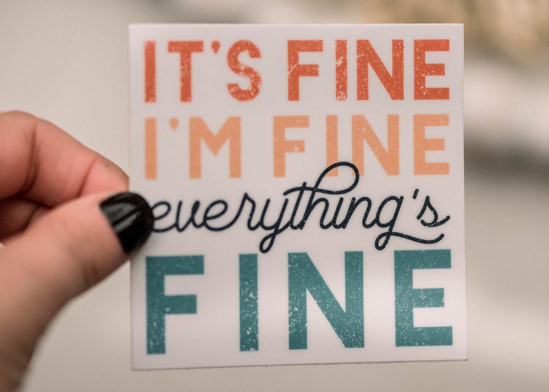 Peut inclure: Autocollant blanc avec le texte "It's fine I'm fine everything's fine" en lettres orange, p&ecirc;che et turquoise.
