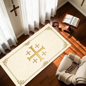Può includere: Un tappeto da preghiera rettangolare con una superficie color crema e un emblema centrale a croce di Gerusalemme dorata. Il tappeto è bordato da una sottile linea dorata con decorazioni angolari. Il disegno è stampato su tessuto piatto.