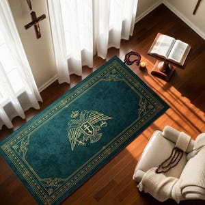 Puede incluir: Una alfombra rectangular de color verde azulado oscuro con un emblema dorado de un águila bicéfala con una corona y una cruz en el centro. La alfombra está decorada con un intrincado patrón de borde dorado a lo largo de sus bordes.