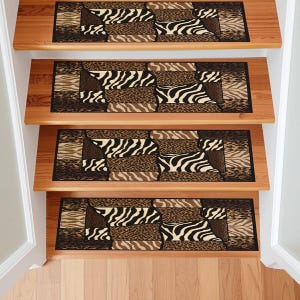 Op de afbeelding: Traptreden met een patchwork-ontwerp met zebra-, luipaard- en andere dierenprints in bruin-, zwart- en beigetinten. De treden zijn rechthoekig en passen op houten trappen.