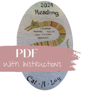 Può includere: Un motivo da ricamo ovale con un gatto lungo e a righe su sfondo azzurro. Il testo include 2024 Reading, Mystery, Fantasy, Sci Fi, Non Fiction, Romance e Cat-A-Log. Un banner rosa sovrappone il centro con PDF WITH INSTRUCTIONS.