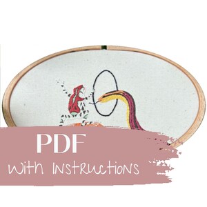 Op de afbeelding: Geborduurd kunstwerk in een houten hoepel. Het ontwerp toont een figuur in rood en zwart, een slang en een zwarte hoepel. De tekst "PDF with Instructions" wordt weergegeven op een roze achtergrond.