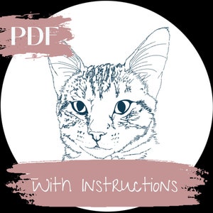 Può includere: Illustrazione digitale del volto di un gatto, disegnata con linee blu su sfondo circolare bianco. La parola "PDF" è sopra il gatto e "With Instructions" sotto, entrambe su un tratto di pennello rosa.