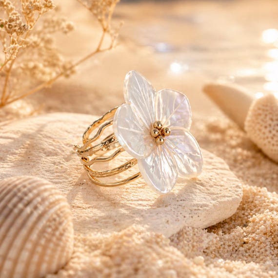 Bague fleur en nacre blanche – acier waterproof/inoxydable – Bague ajustable dorée fait main – Bijou floral bohème chic femme