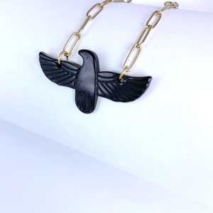 Collier totem oiseau aigle en acrylique de couleur monté sur une chaîne en acier inoxydable, collier oiseau Noir