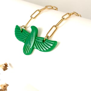 Collier totem oiseau aigle en acrylique de couleur monté sur une chaîne en acier inoxydable, collier oiseau Vert Brésil