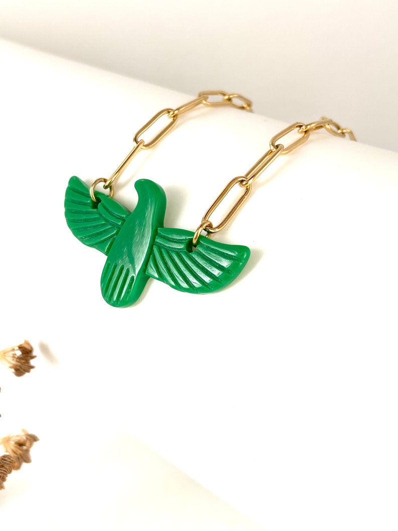 Collier totem oiseau aigle en acrylique de couleur monté sur une chaîne en acier inoxydable, collier oiseau Vert Brésil
