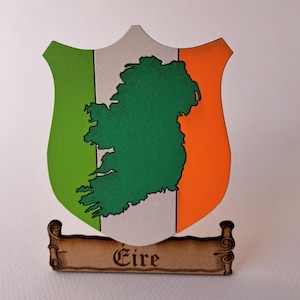 Feiern Sie Ihre Wurzeln mit Stil - Handgefertigte Karte Tabletop Display, Alle Flaggen und Länder zeigen handgemacht in Irland an, die auf Bestellung angefertigt werden