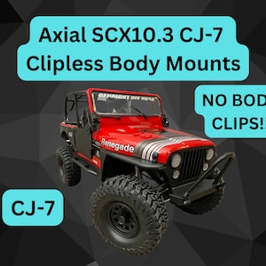 以下が含まれることがあります： 黒い車輪と黒いロールケージを備えた赤いAxial SCX10.3 CJ-7スケールモデルジープ。ジープには側面に「Renegade」ステッカーとフロントガラスに「GENRIGHT OFF ROAD」が貼られています。テキスト「NO BODY CLIPS!!」はジープの上の青いボックス内にあります。テキスト「CJ-7」はジープの下の青いボックス内にあります。