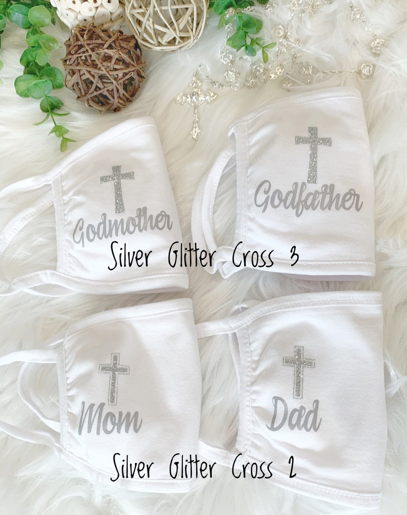 Op de afbeelding: Vier witte gezichtsmaskers met zilveren glitterkruisen en de woorden "Peter", "Meter", "Moeder" en "Vader" erop gedrukt.  Silver Glitter Cross 3 en Silver Glitter Cross 2 zijn onder de maskers gedrukt.
