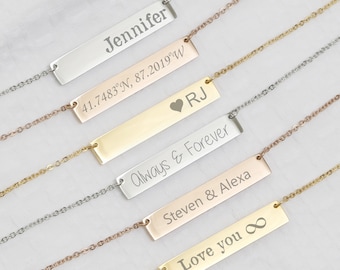 Könnte beinhalten: Fünf goldene, silberne und roségoldene Bar-Halsketten mit personalisierten Gravuren. Die Gravuren beinhalten Namen, Koordinaten und Sätze wie "Always & Forever" und "Love you".