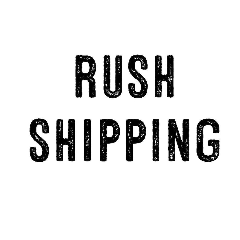 Puede incluir: El texto RUSH SHIPPING se muestra en una fuente sans-serif negra y negrita con una apariencia texturizada y desgastada. Las letras est&aacute;n dispuestas en dos l&iacute;neas, con RUSH en la l&iacute;nea superior y SHIPPING en la l&iacute;nea inferior, centradas.