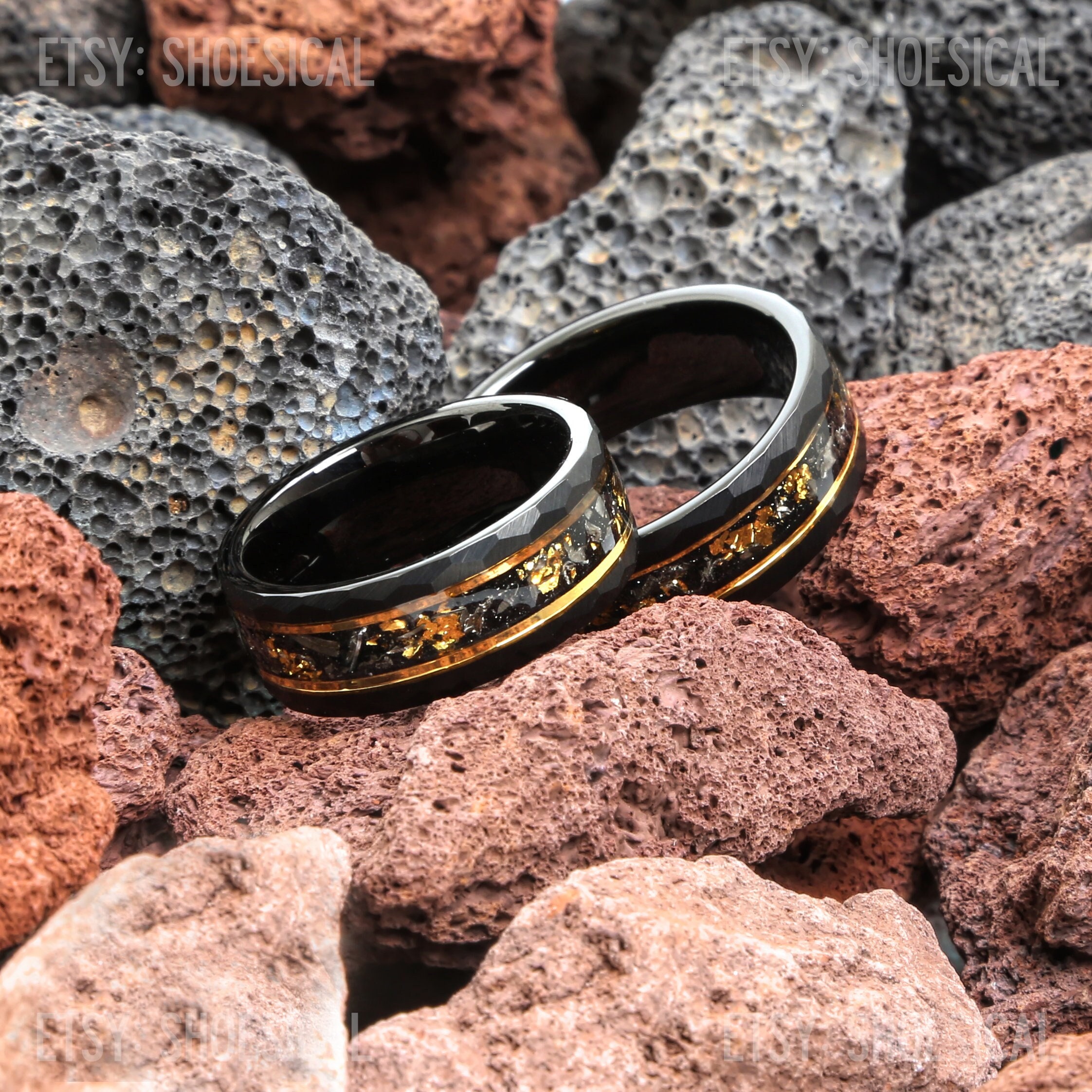 Gehämmertes Blattgold und Meteorit Herrenring, gehämmerter Herrenring Wolfram, Wolframring Schwarz, Herrenring, Comfort Fit 8 mm