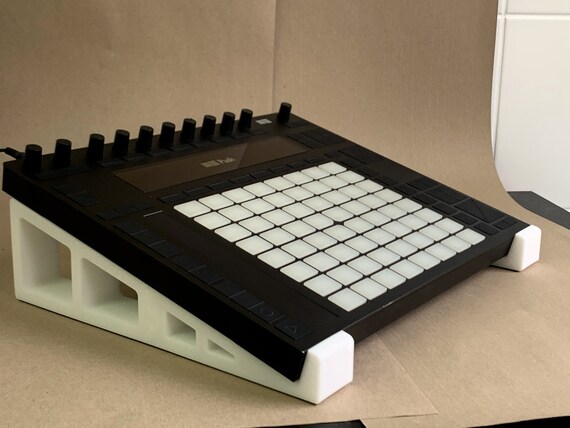 Ständer für Ableton Push 2 in farbe matt weiß 15 Grad auf den 