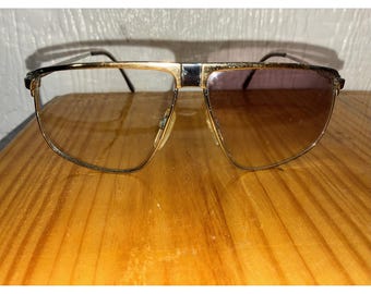 Gucci GG40 sunglasses featuring a 22kt gold-plated square frame Missing 1 Lense