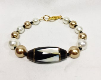20-188 - 7 3/4" Glass Pearl & Mother Of Pearl Handmade Bracelet. PrettyBracelets123