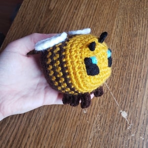 Crochet Minecraft Bee Plush Toy | Pixelated Handcrafted Cute Keychain Gift | Minecraft-Inspired Crochet Plush with Pride Flags