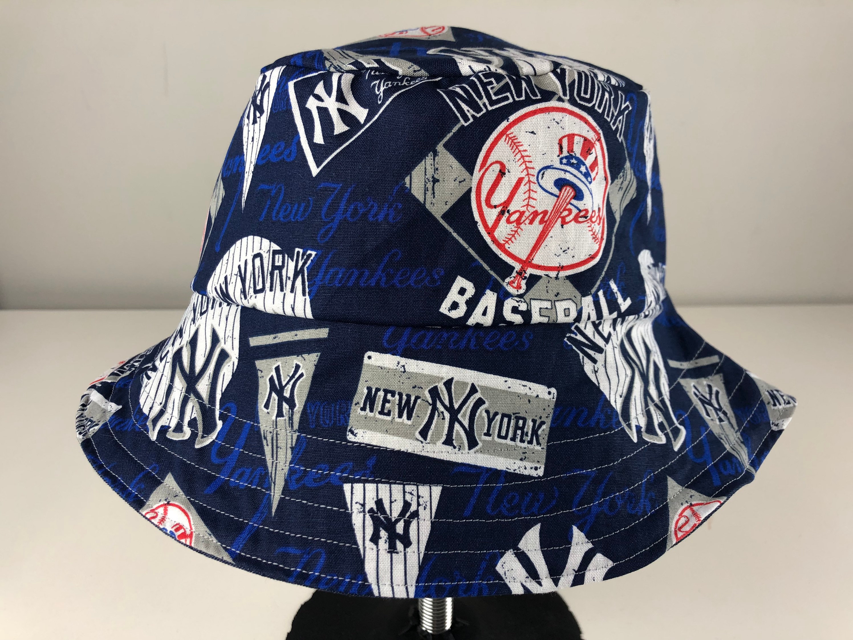 Women's New Era White New York Yankees Chrome Cozy Bucket Hat