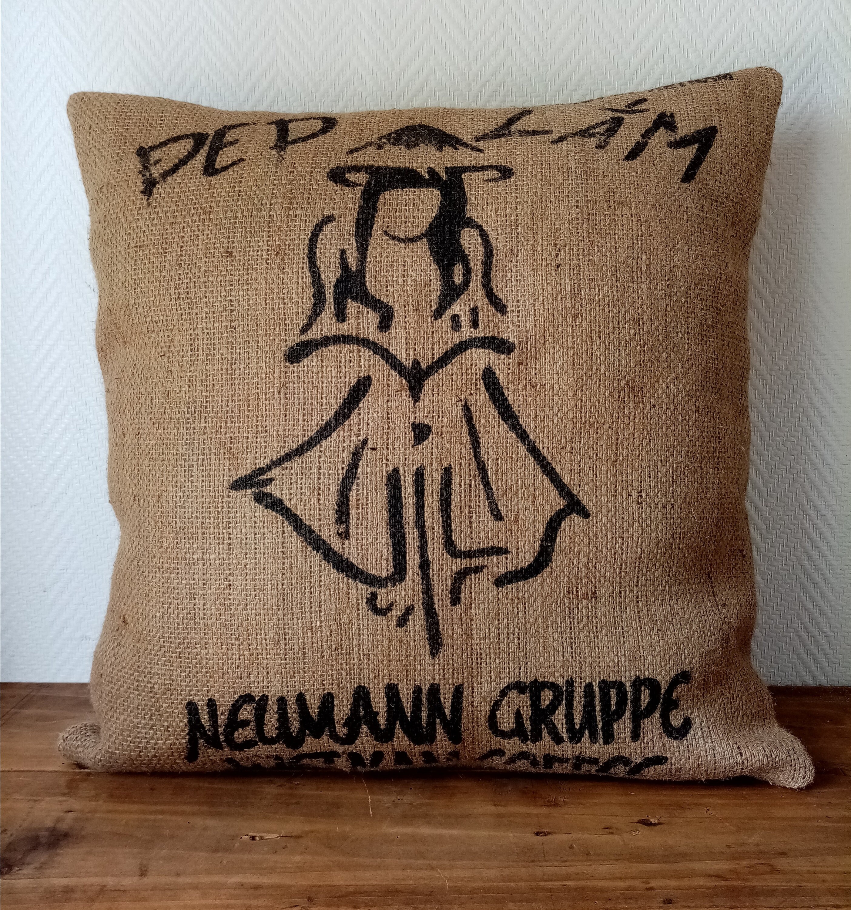 Housse de Coussin Pep Lâm en Toile Jute, Sac à Café Recyclé Du Vietnam, 60x60cm