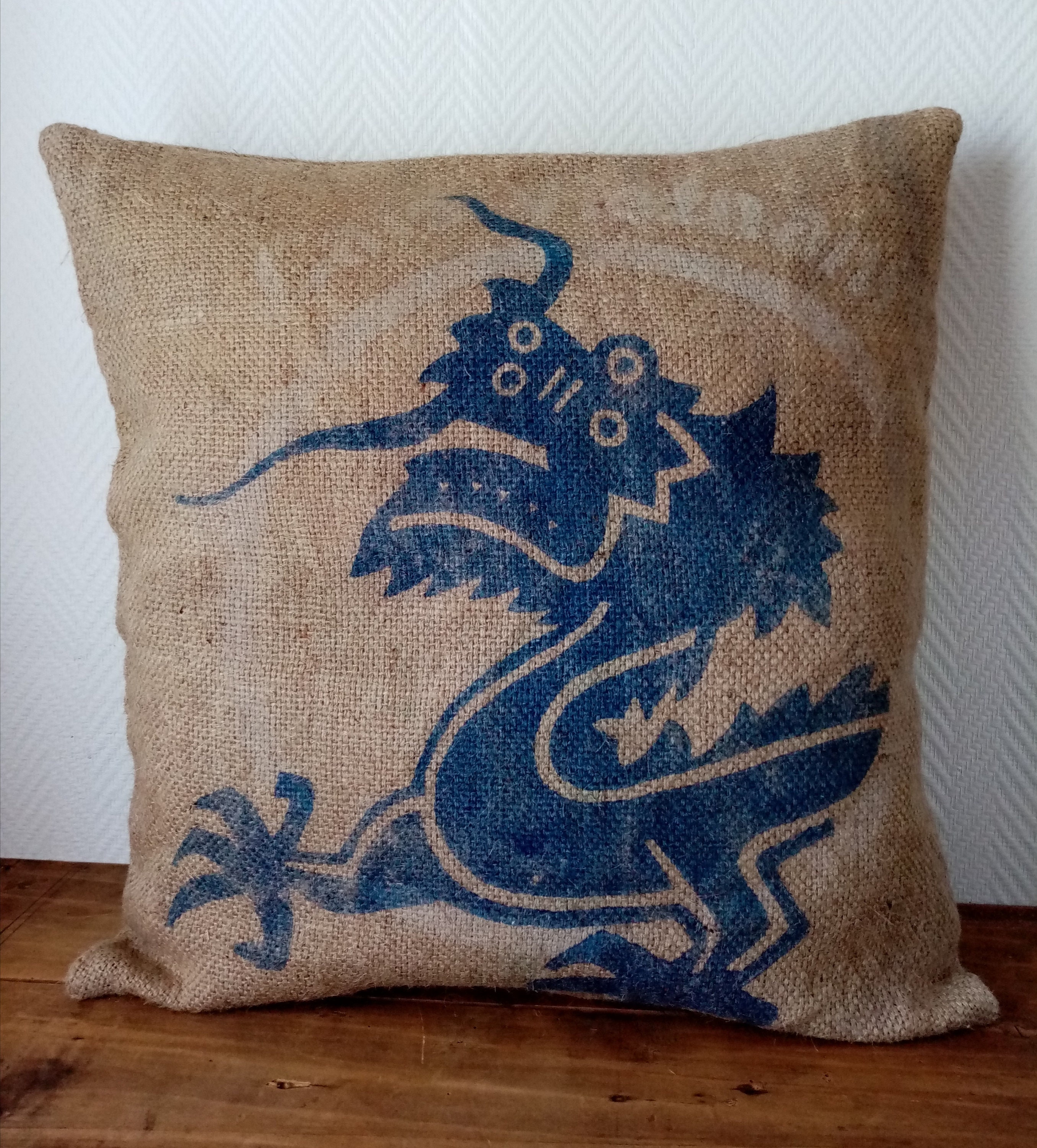 Housse de Coussin Dragon en Toile Jute, Sac à Café Recyclé Du Vietnam, 60x60cm