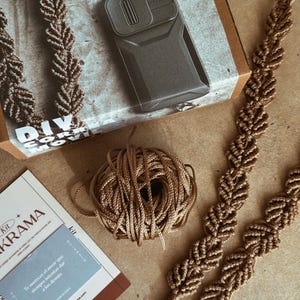 Kit DIY Correa de Móvil/Cámara en Macramé – Nivel Principiante · Incluye Materiales + Patrón Paso a Paso · Regalo Creativo Navidad