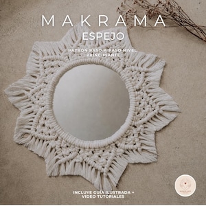 Puede incluir: Un espejo redondo con un marco de macramé color crema. El marco tiene un diseño de estrella con flecos. El texto "MAKRAMA ESPEJO" está en la parte superior, con texto adicional debajo. El espejo está sobre un fondo neutro.
