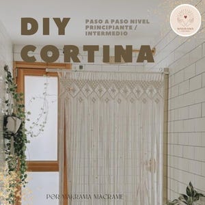 Puede incluir: Cortina de macramé beige en un baño. La cortina presenta un diseño geométrico en la parte superior y hebras verticales. Se ve el texto "DIY CORTINA", "PASO A PASO NIVEL PRINCIPIANTE / INTERMEDIO" y "POR MAKRAMA MACRAME".