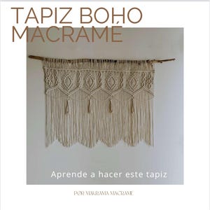 Puede incluir: Un tapiz de macramé beige con un diseño geométrico y flecos. El macramé está suspendido de una rama de madera natural. El texto superior dice "TAPIZ BOHO MACRAME". El texto inferior dice "Aprende a hacer este tapiz".