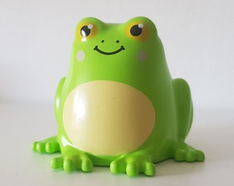 Miniatyr vinylgrodafigur - Kawaii groda skrivbordsdekoration 5 cm