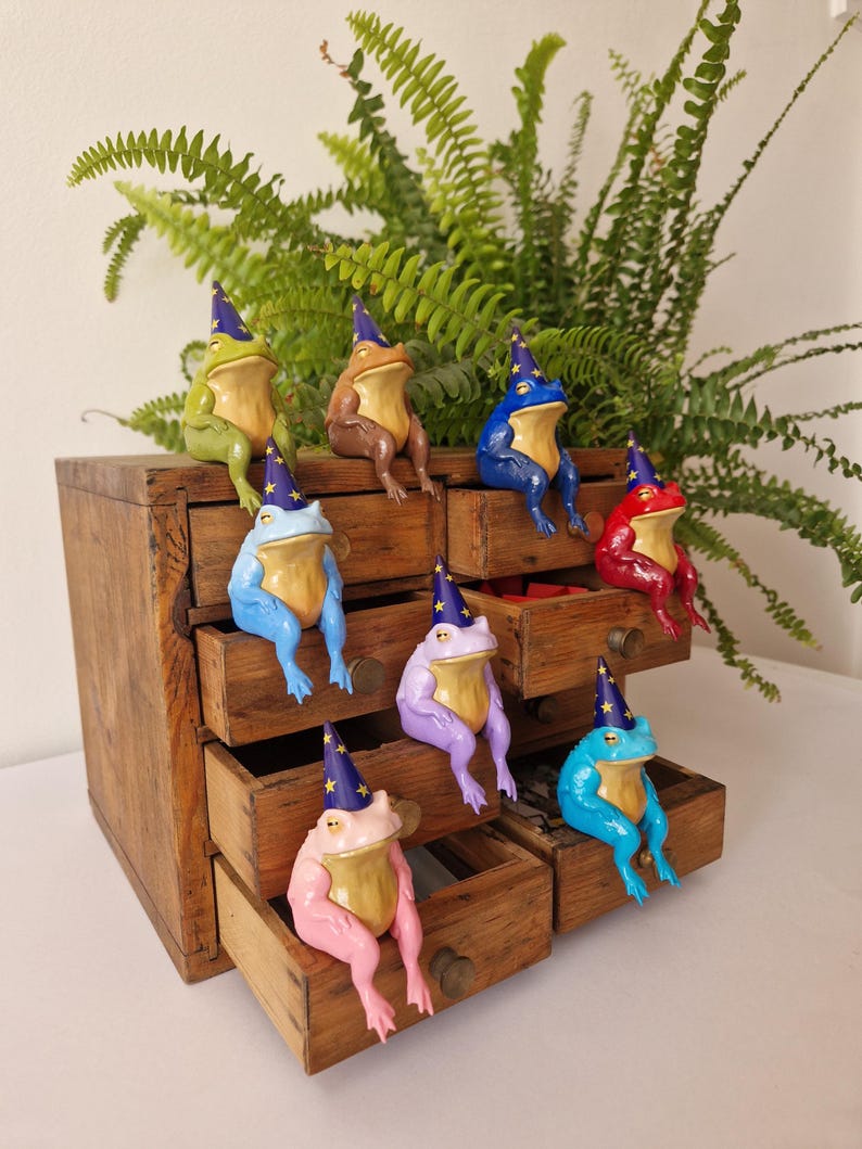 Trollkarlsgroda Miniatyr Hyllfigur – Handmålad Fantasy Skrivbordsdekor – 5,5 cm Hög Pick 2 Big Frogs
