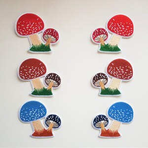 以下が含まれることがあります： キノコのデザインが施されたアイロン接着式の刺繍パッチが6枚。赤いキノコに白い斑点があるパッチが2枚、青いキノコに白い斑点があるパッチが2枚、茶色のキノコに白い斑点があるパッチが2枚です。