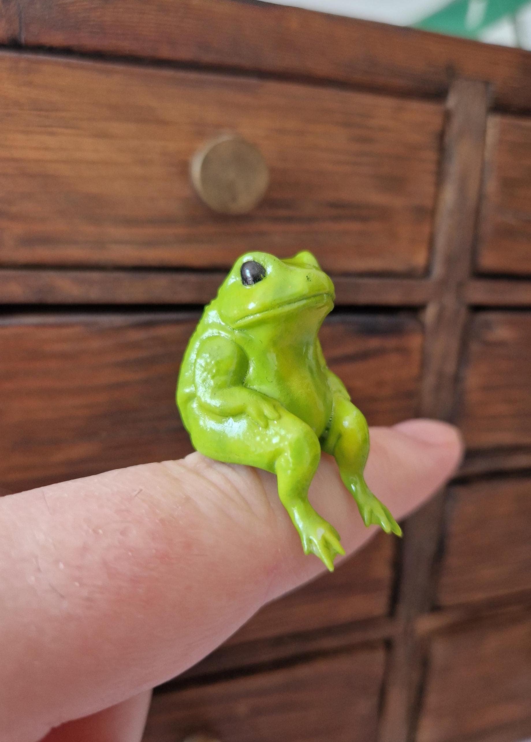 虹色のカエルのミニチュア棚飾りフィギュア - 手描きのカラフルな