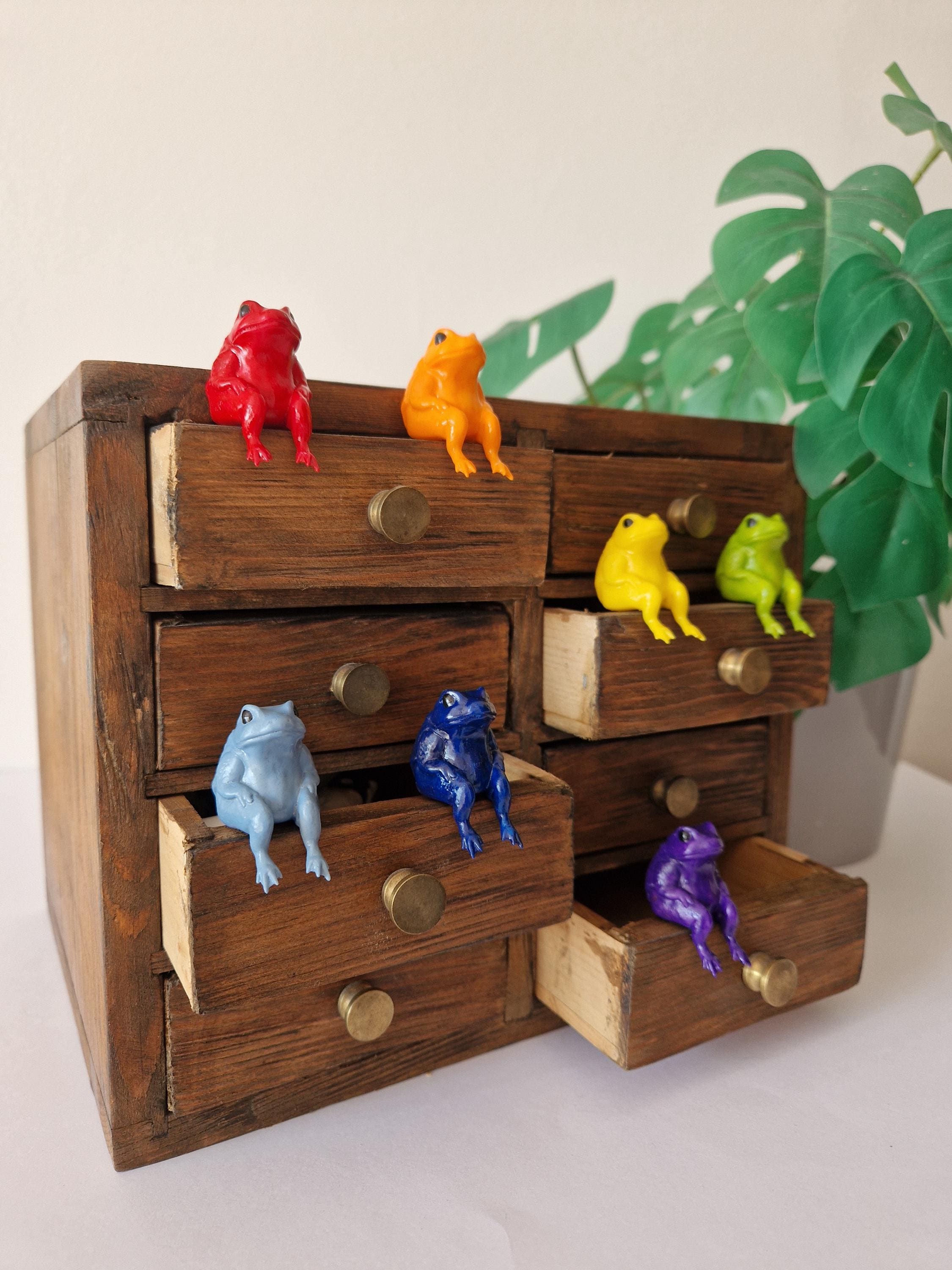 虹色のカエルのミニチュア棚飾りフィギュア - 手描きのカラフルな