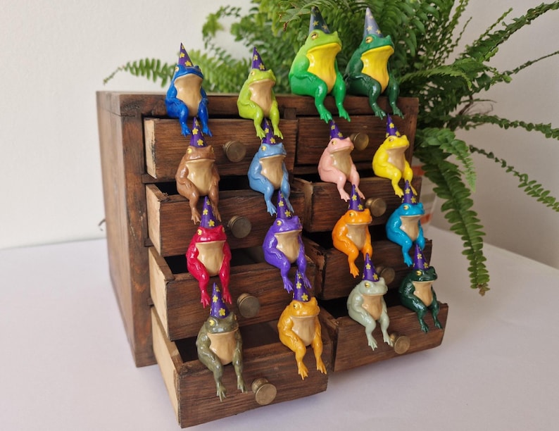 Trollkarlsgroda Miniatyr Hyllfigur – Handmålad Fantasy Skrivbordsdekor – 5,5 cm Hög Pick 2 Small Frogs