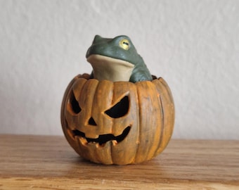 Miniature Pumpkin Frog Halloween Figurine - Spooky Hand-Painted Seasonal Decor - 4cm tall