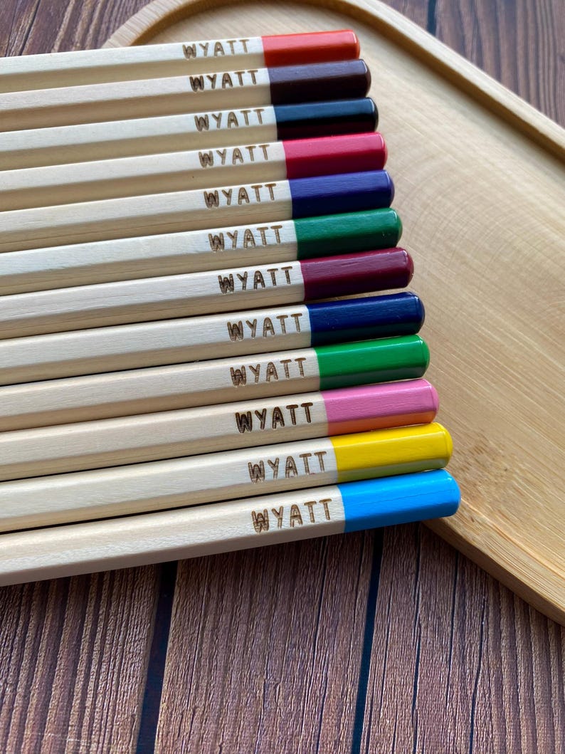 以下が含まれることがあります： 「WYATT」と刻印された木製の鉛筆10本セット。鉛筆はオレンジ、ブラウン、ブラック、レッド、ブルー、グリーン、マルーン、ダークブルー、ピンク、イエロー、ブルーなど、さまざまな色でペイントされています。