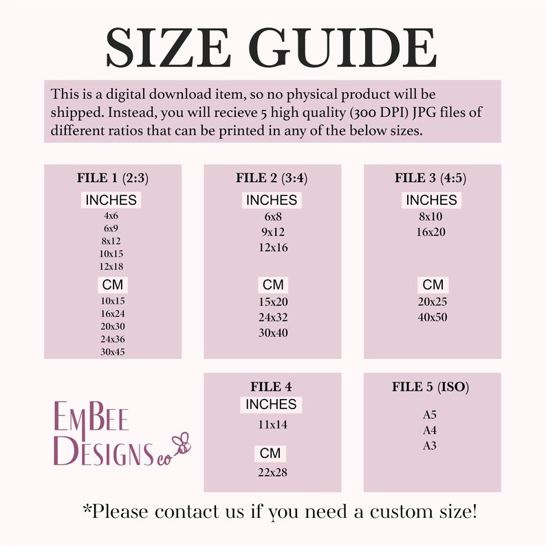 Pu&ograve; includere: Una guida alle dimensioni per i download digitali, che mostra diverse dimensioni di file in pollici e centimetri. La guida include cinque dimensioni di file: 2:3, 3:4, 4:5, 11x14 e ISO. Il testo "Contattaci se hai bisogno di una dimensione personalizzata!" si trova in fondo alla guida.