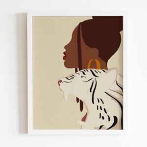 Pu&ograve; includere: Un'illustrazione digitale di una donna con la pelle marrone e una tigre bianca. La donna ha uno chignon marrone e indossa un orecchino a cerchio dorato. La tigre &egrave; bianca con strisce nere e guarda a destra. Lo sfondo &egrave; di colore beige chiaro.