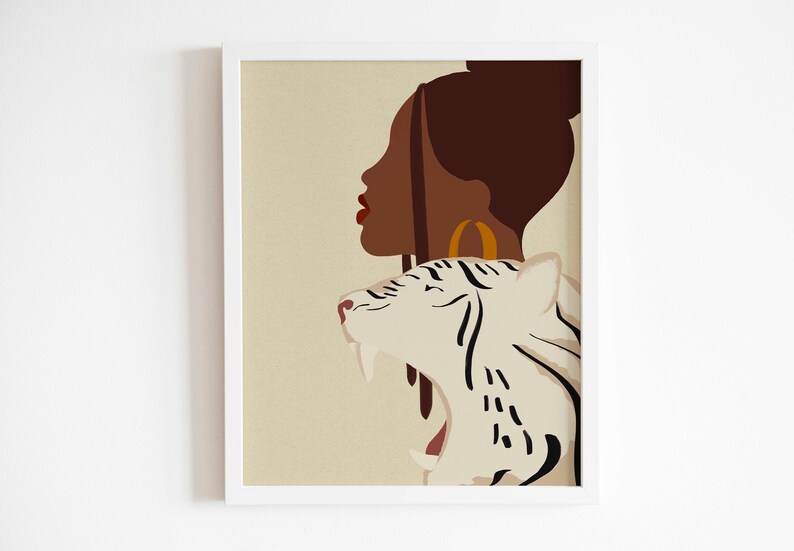 Pu&ograve; includere: Un'illustrazione digitale di una donna con la pelle marrone e una tigre bianca. La donna ha uno chignon marrone e indossa un orecchino a cerchio dorato. La tigre &egrave; bianca con strisce nere e guarda a destra. Lo sfondo &egrave; di colore beige chiaro.