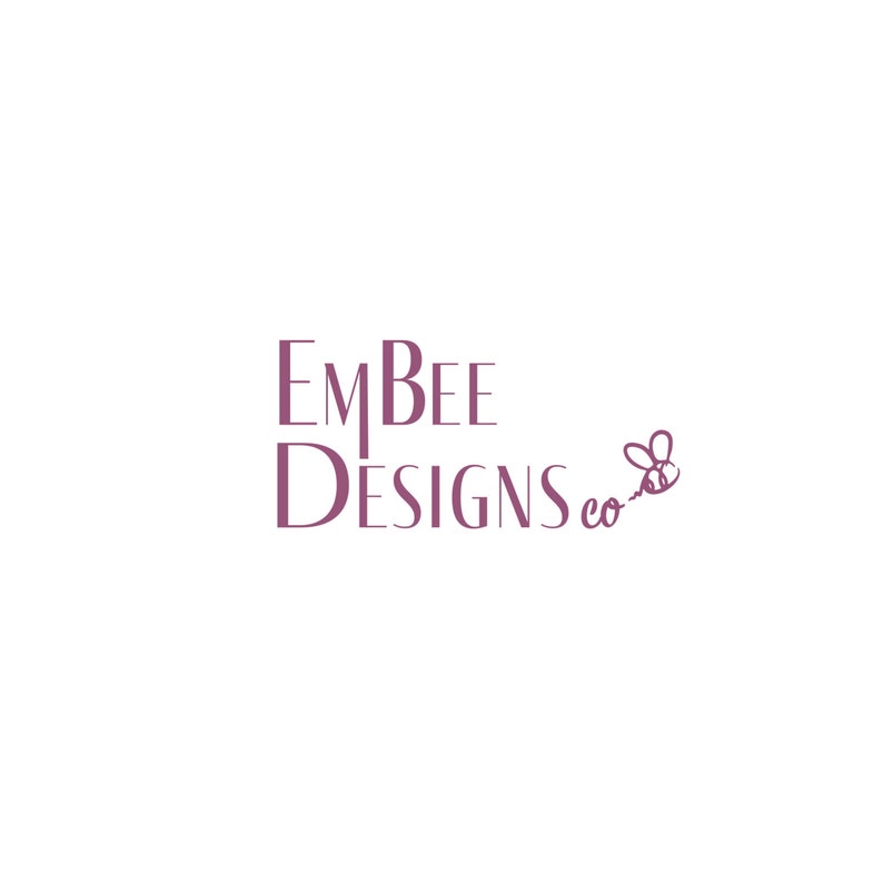 Pu&ograve; includere: Un logo per un'azienda chiamata "EmBee Designs co." con un'illustrazione stilizzata di un'ape.