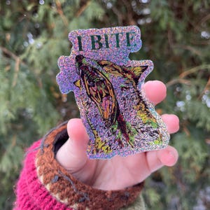 eu mordo holográfico - adesivo de vinil | à prova d'água e resistente às intempéries | criatura da floresta de raposa extravagante com glitter brilhante